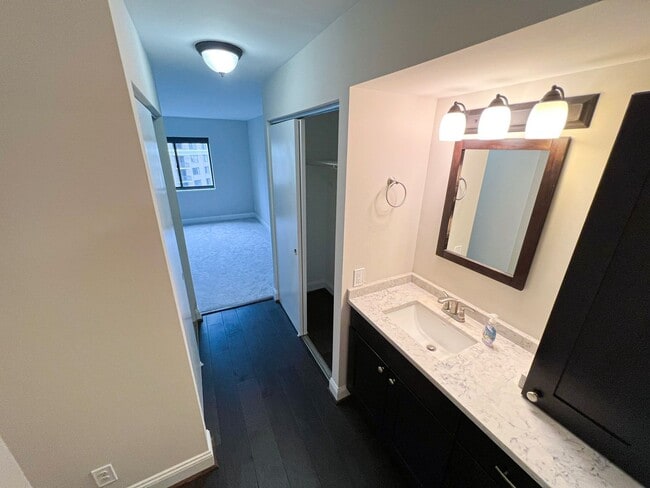 Building Photo - Beautiful And Modern 1 Bed, 1 Bath Condo In Prime Location With High Walk Score In Alta Vista