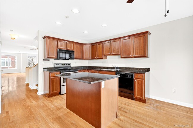 Building Photo - 17 Harbor Pointe Dr