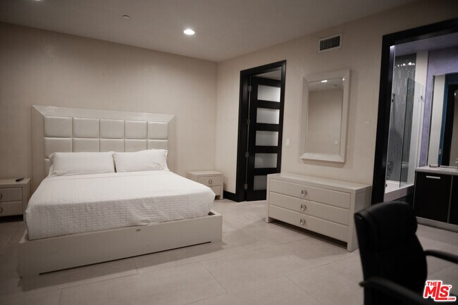 Building Photo - 6425 Weidlake Dr