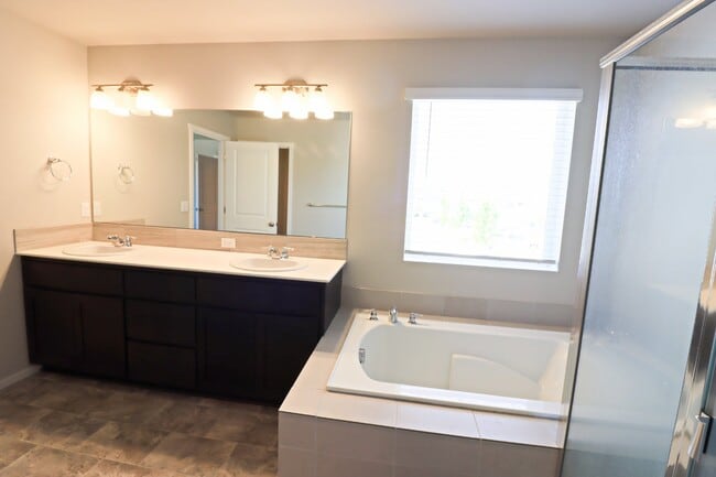 Building Photo - 3/2.5 Home in SE Bend with access to commu...