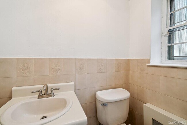 Building Photo - 72 Winthrop Rd