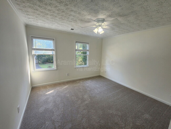 Building Photo - 4860 Tremont Dr NE