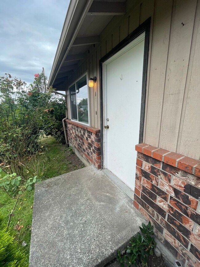 Building Photo - 2 Bedroom unit with Garage in Blaine