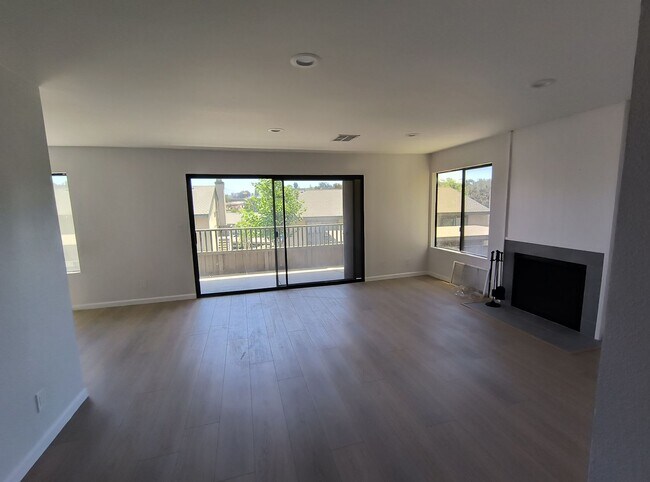 Building Photo - Remodeled Townhouse in La Mesa - 3 Bedrooms