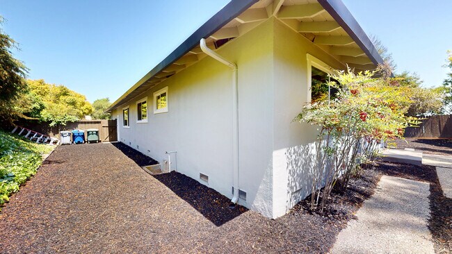 Building Photo - 1321 Lasuen Dr