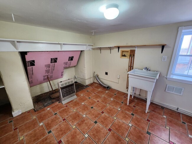 Building Photo - Large and Beautiful Farm House in Quiet Area