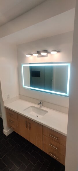 Building Photo - 745 Main St