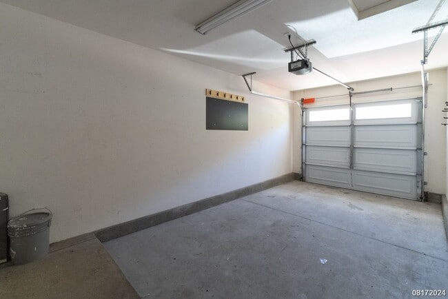 Building Photo - LARGE and SPACIOUS 3bd/3ba/2pkg (SEA COUNTRY) $3900