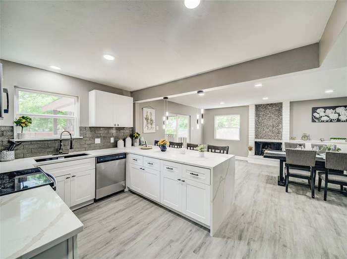 Eat-in Kitchen - 4028 Treeline Dr