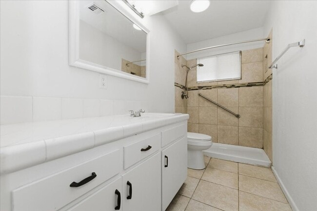 Building Photo - Prime Location for Busy Med Students