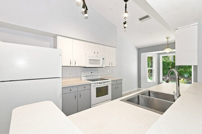 Building Photo - 11220 Hollander Ave