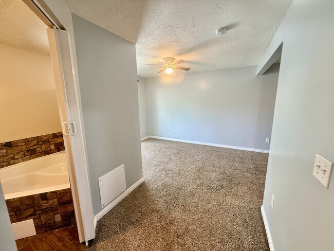 Building Photo - 1021 N 925 E St