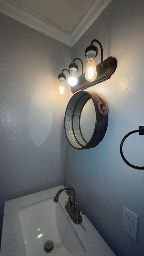 Building Photo - Charming and spacious 3-Bedroom 2 bath house.