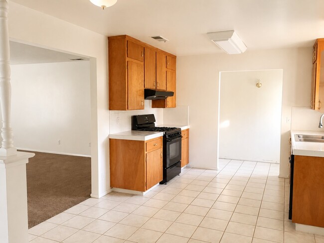 Building Photo - 305 E Encore Dr