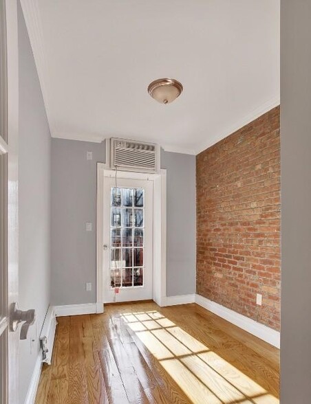 Building Photo - 424 E 9th St