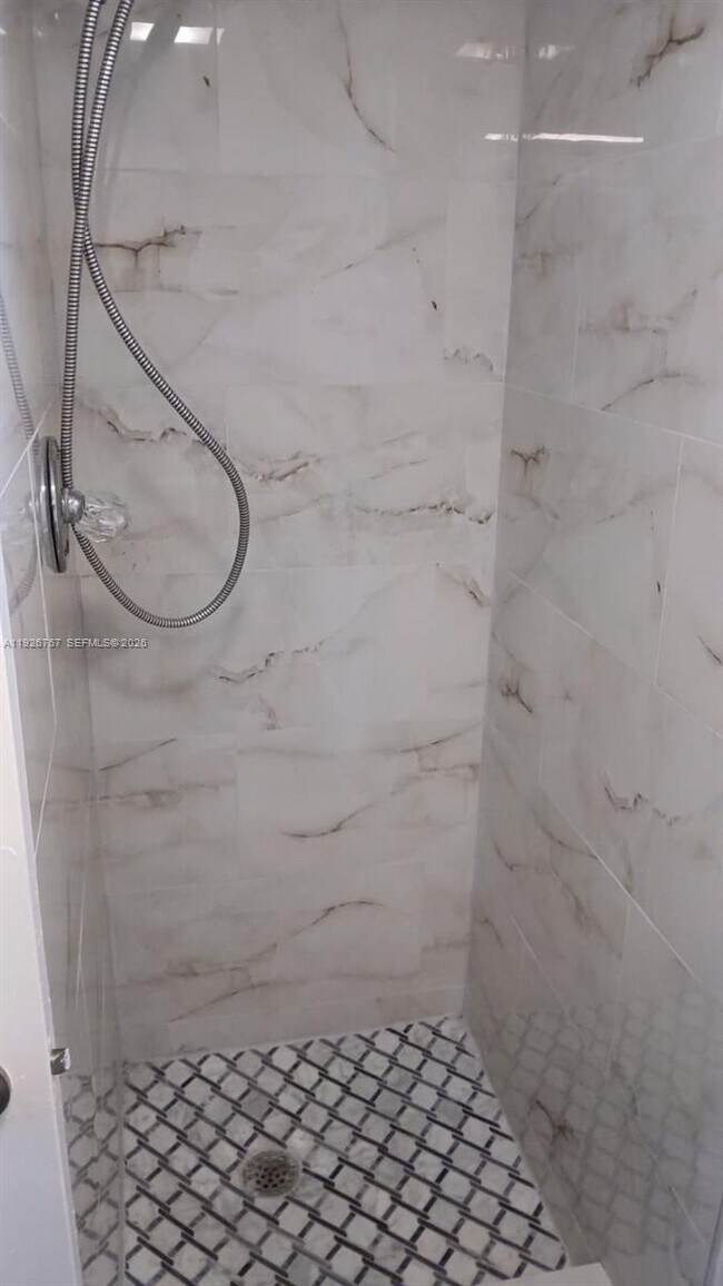 Building Photo - 8820 Fontainebleau Blvd