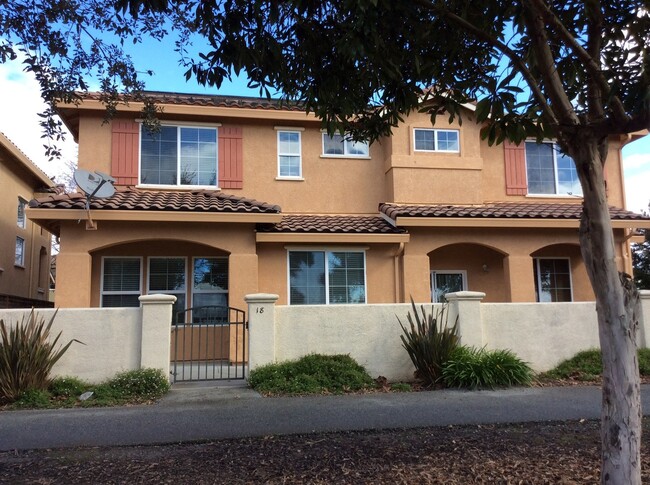 Primary Photo - Charming Townhome at Vista Montana!