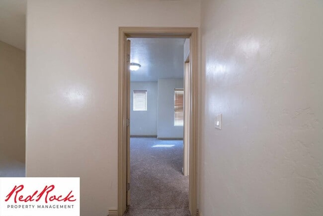 Building Photo - Beautiful 3 bedroom, 2.5 bathroom Townhome...