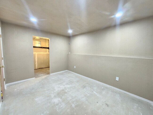 Building Photo - 407 E 8th Ave