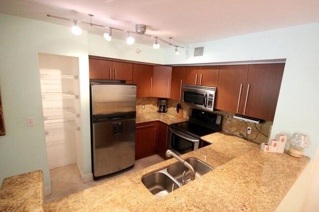 Primary Photo - 120 Yacht Club Way