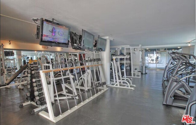 Building Photo - 1131 Alta Loma Rd