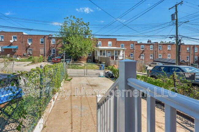 Building Photo - 419 Gusryan St