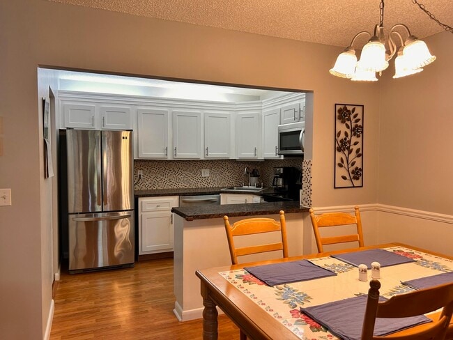 Building Photo - 407 Pine Glen Ln