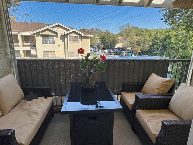 Building Photo - Beautiful and Bright 2-Bedroom Condo