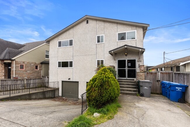 Building Photo - Newly Renovated 2BR/2BA Home with Private Balcony in Seattle