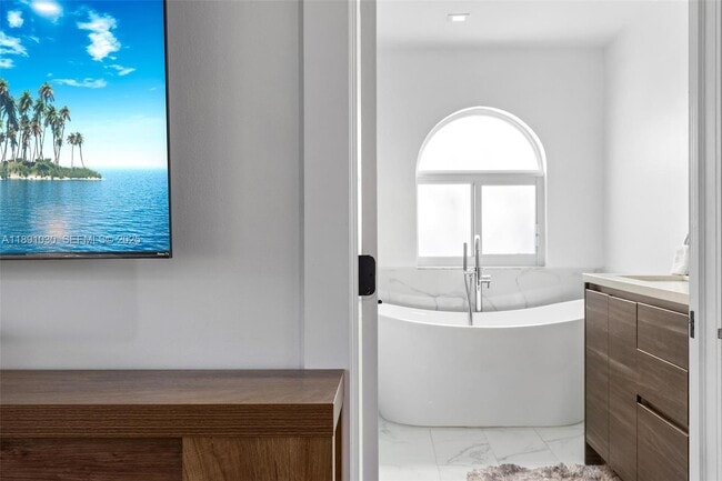 Building Photo - 1651 SW 13th Ave