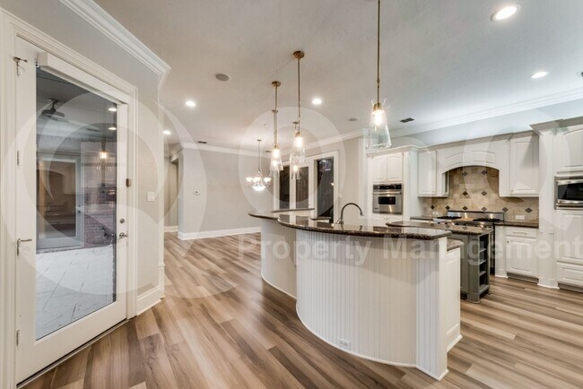 Building Photo - 5224 Longvue Dr