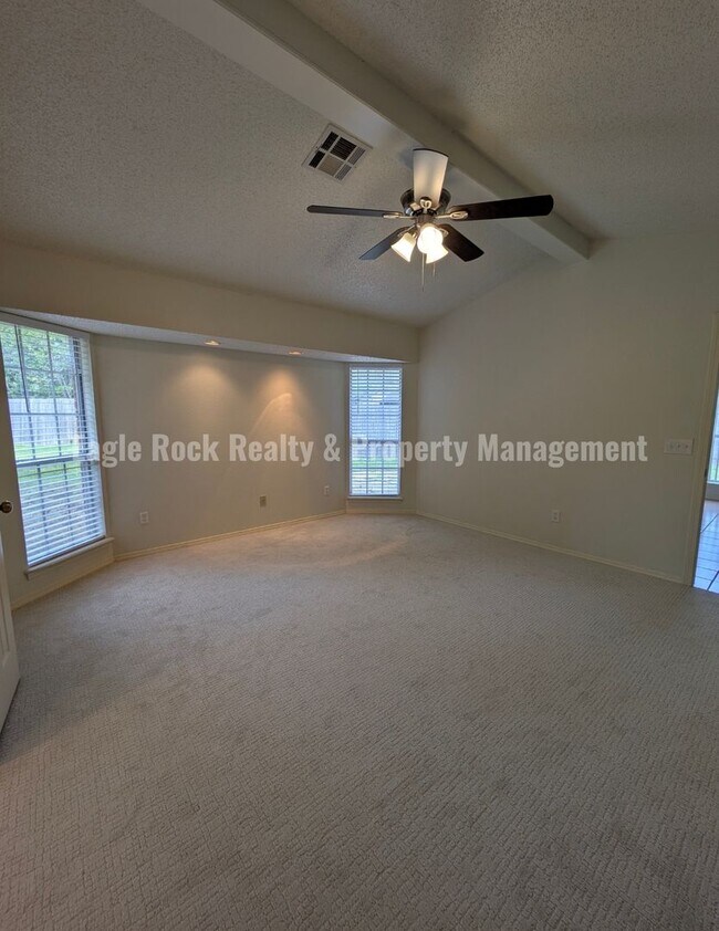 Building Photo - 1304 N Umbrella Ave