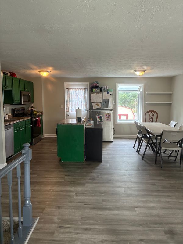 Building Photo - 744 Maplewood Ln