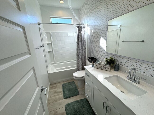 Building Photo - 2024 Beautiful Furnished 3 Bedroom 2 Bath with Private Suite near Sports Venues