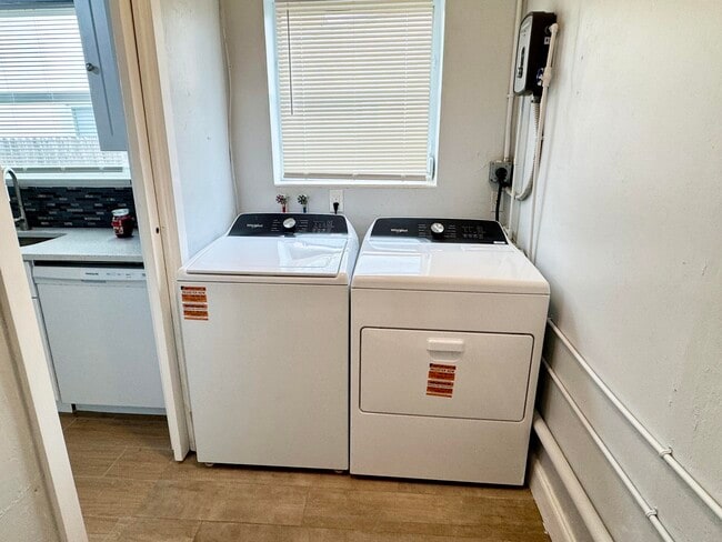 Building Photo - 350 Cypress Dr