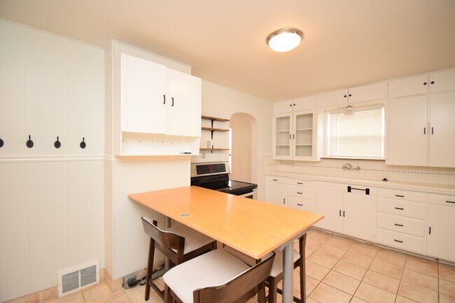 Building Photo - 5806 Highland Dr