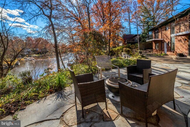 Building Photo - 6120 Beachway Dr