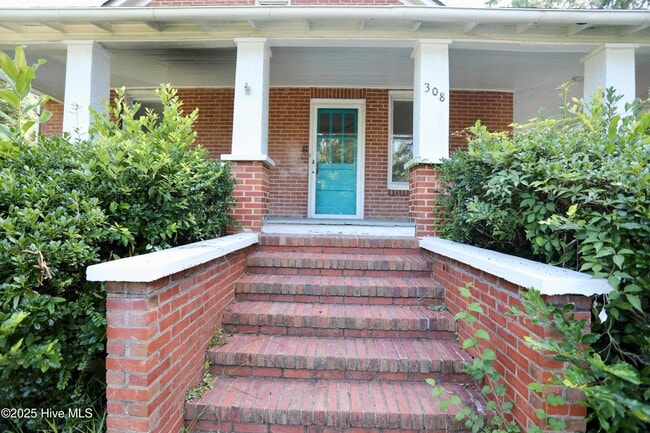 Building Photo - 308 Summit St