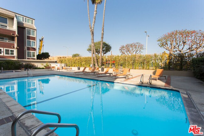 Building Photo - 4250 Vía Dolce