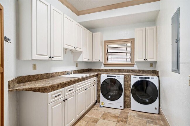 Building Photo - 8402 Lake Burden Cir