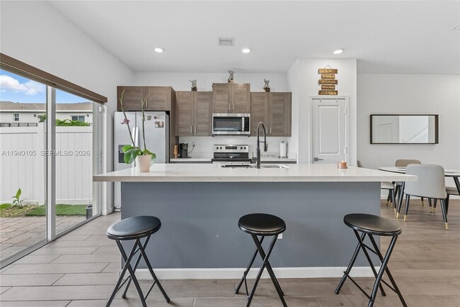 Building Photo - 805 SE 18th St