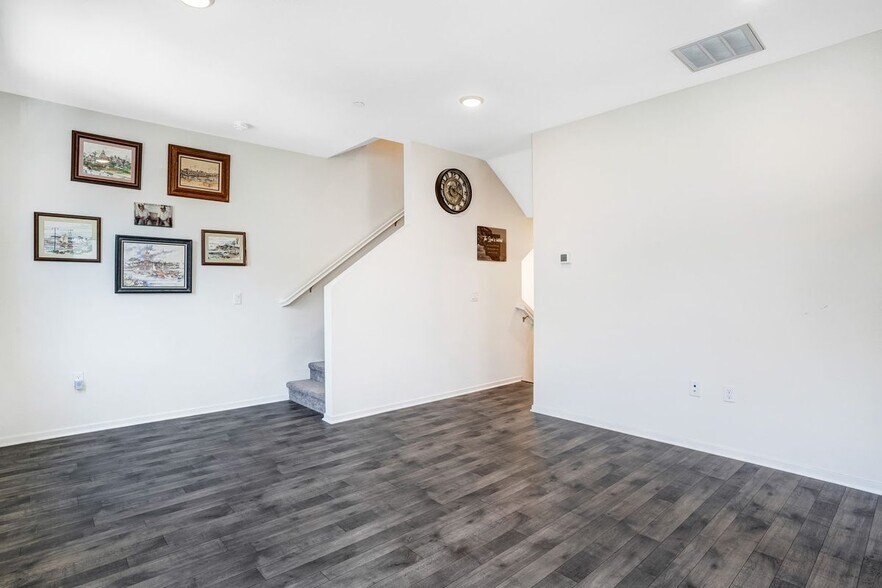 Building Photo - 5406 Beach Bluff Ln