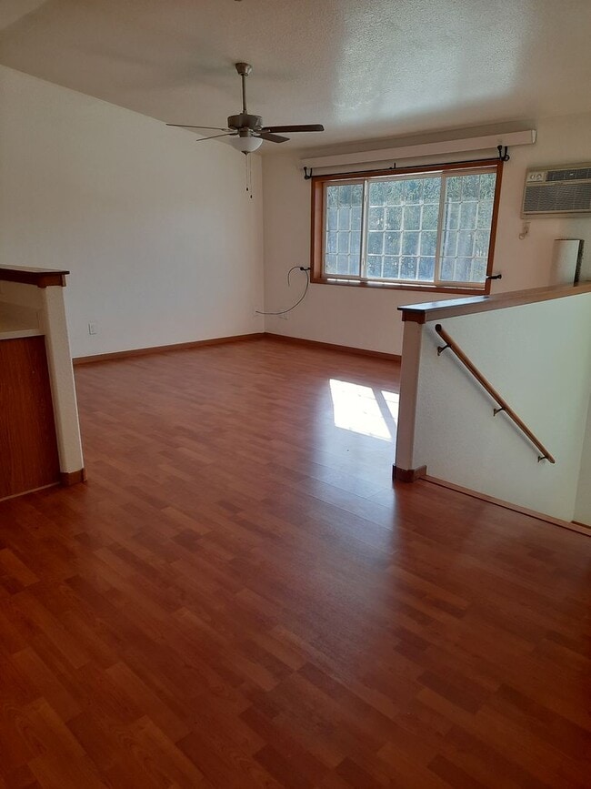 Building Photo - 2 BED | 2 BATH | TOWNHOME | SINGLE GARAGE ...