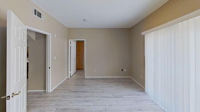 Building Photo - Townhome in Gated community in Woodland Hills