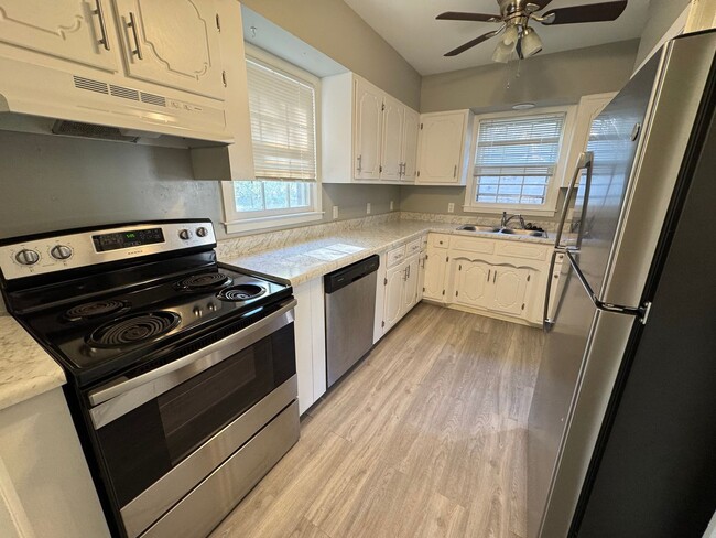 Building Photo - short term lease available