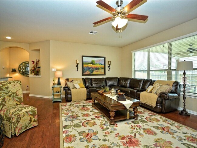 Building Photo - 1007 Boxwood Loop