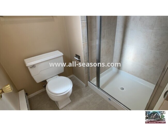 Building Photo - Charming multi-story duplex unit, nestled ...