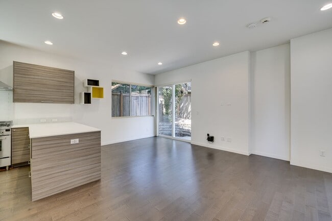 Building Photo - Beautiful 3 bedroom townhome in Leschi!
