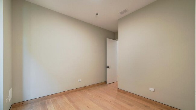 Building Photo - 2024 W Irving Park Rd