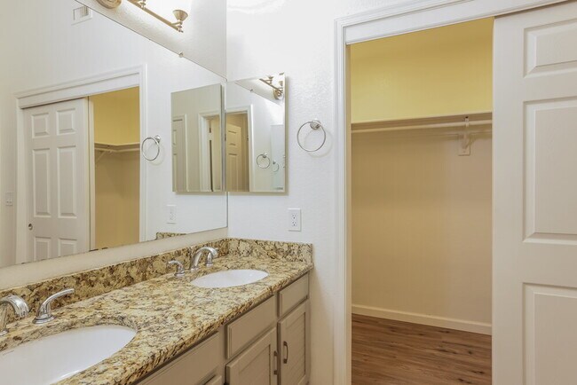 Building Photo - 14826 N Briarwood Dr